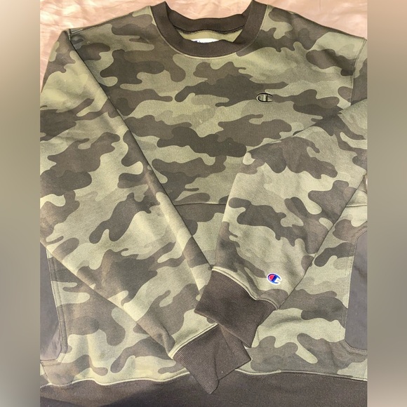 Champion pullover sweater in green camo. Size Large - Picture 8 of 8